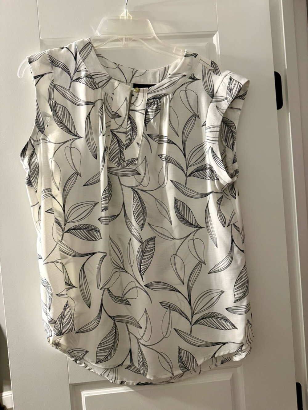 Liz Claiborne White Sleeveless Leaf-Print Top
